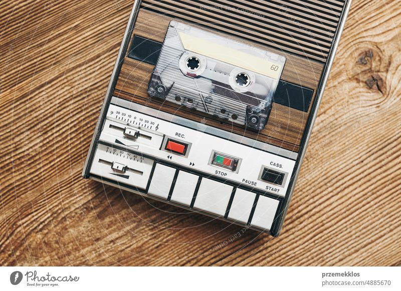 Kompaktkassettenbänder und Kassettenrekorder. Retro-Musik-Stil. 80er-Jahre-Musik-Party. Vintage-Stil. Analoge Ausrüstung. Stereo-Sound. Zurück in die Vergangenheit