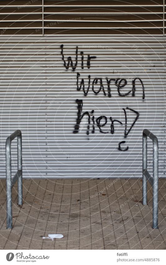 Statement an trostlosem Ort Graffiti grau Wolfsburg Fahrradständer leer dreckig verlassen Wand trist Menschenleer Botschaft gesehen werden Aufmerksamkeit