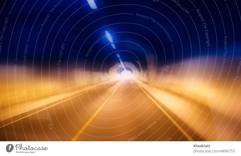 Tunnelblick - nachtblau und sonnengelb die Beleuchtung im Naturtunnel bei Langzeitbelichtung Zentraler Blick farbspuren Unschärfe Lichtspuren geld Fahrbahn
