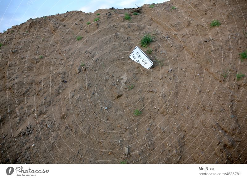 seltsam | freie Erde Dreck Schmutz Baustelle Sand Haufen Erdarbeiten Ausgrabungen Hügel ausgraben aufgehäuft aufgeschüttet braun Schilder & Markierungen Boden