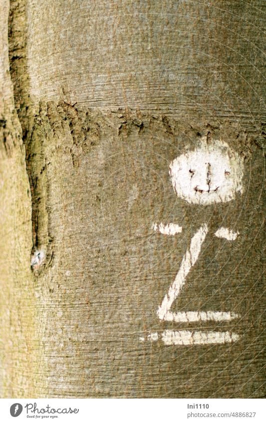 lustiges Wegzeichen Wegmarkierung Wanderzeichen weiß gemalte Symbole Information Ems-Hase-Hunte-Else-Weg Arminiusweg Strichmännchen Wichtel Baum