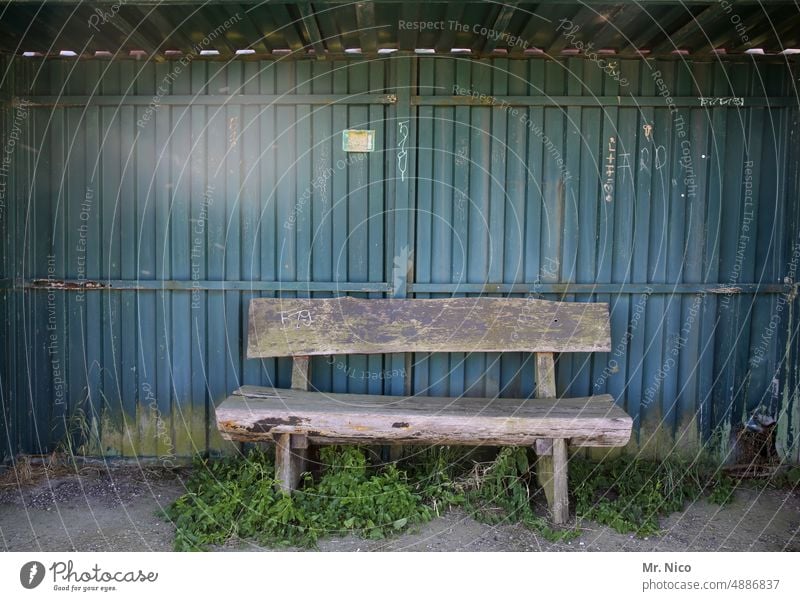 Wartehäuschen Bank Sitzgelegenheit Holzbank leer sitzen Bushaltehäuschen Bushaltestelle Häuschen unterstand warten überdacht Schutzhütte ländlich Unkraut