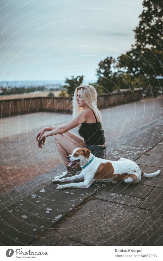 Frau entspannt mit Hund Frauengesicht Frauenbein Frauenpower Idylle Ruhe entspannung relax Erholung Entspannung Sommer Freizeit Ferien Freude lifestyle posen