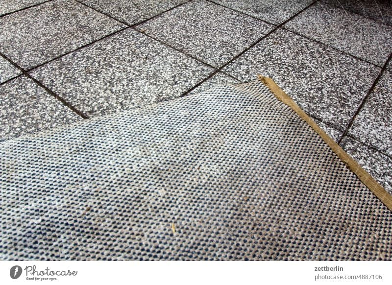 Teppich auf der Terrasse teppich vorleger läufer bettvorleger gewebe textilien kette schuß wohnraumtextilien terrasse außen garten gehweg gehwegplatte struktur
