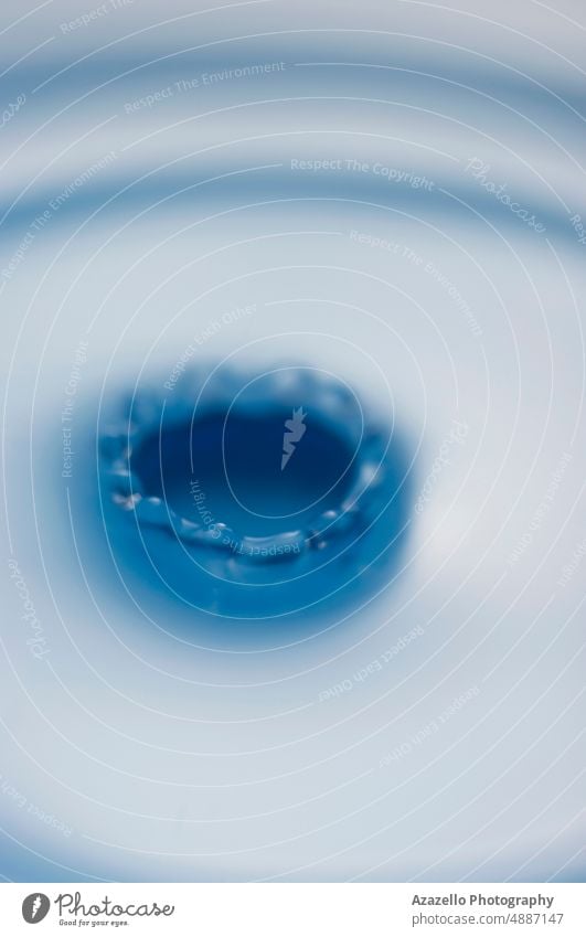 Unscharfe Nahaufnahme einer Wasseroberfläche. Abstrakter Wasserhintergrund. abstrakt Hintergrund Ball blau Unschärfe verschwommen hell Schaumblase Ruhe kreisen