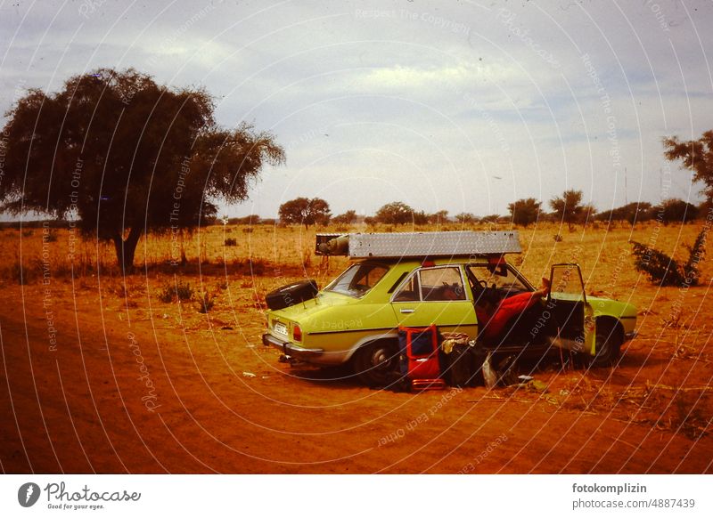 Rastpause in Afrika afrika Sahelzone Auto pausieren Weltenbummler retro Peugeot Sandbleche Rucksack Ferien & Urlaub & Reisen Erde Foto-Reise Tourismus
