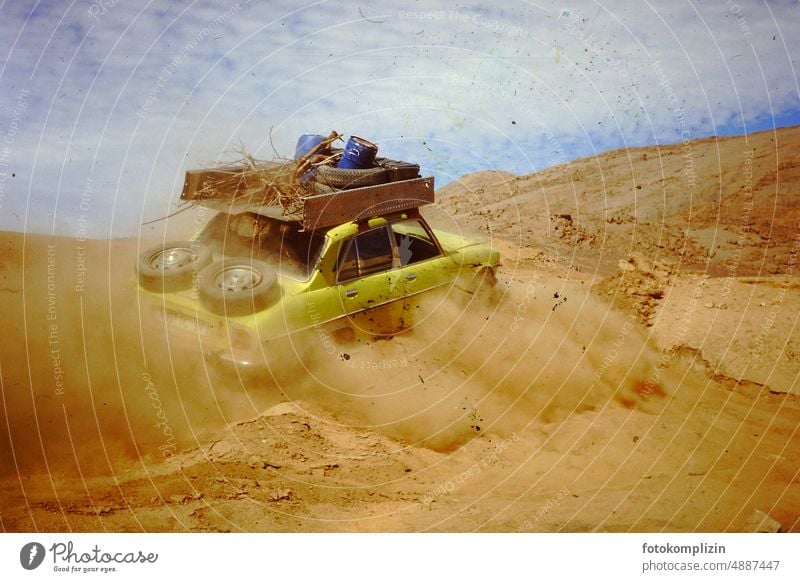 Auto mit Sandblechen im Wüstensand Peugeot PKW Reparatur Fahrzeug Roadtrip Abenteuer Ersatzrad Räder Kanister abentuerlich sandig Verkehr Piste Wüstenpiste wüst