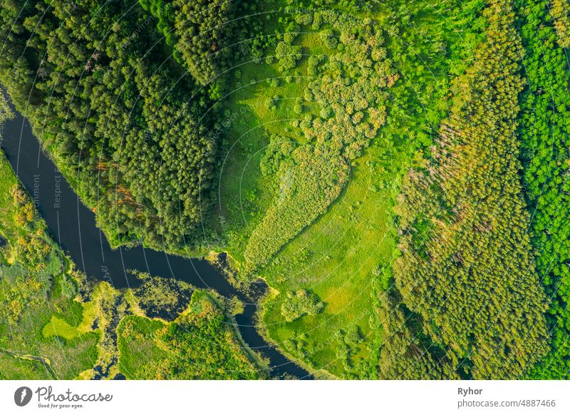 Aerial View of Summer River Landschaft in sonnigen Sommertag. Top View of Beautiful European Nature From High Attitude In Summer Season. Antenne Luftaufnahme