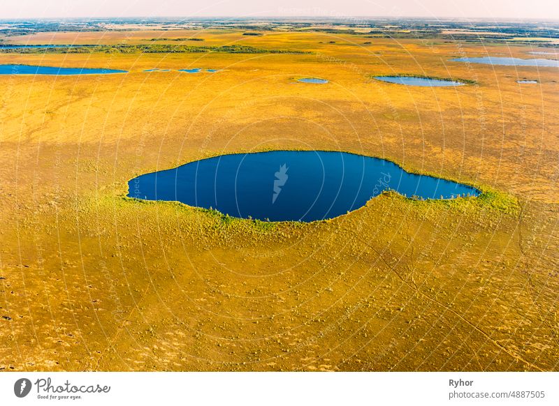 Bezirk Miory, Region Witebsk, Belarus. Der Yelnya-Sumpf. Upland und Übergangsmoore mit zahlreichen Seen. Erhöhte Luftaufnahme von Yelnya Naturreservat Landschaft. Berühmtes Naturdenkmal