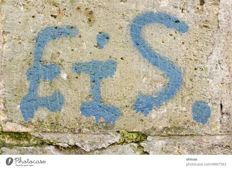 EiS. steht in blauer Farbe an einer alten verputzten Wand Eis Abkühlung Sommer Klima Fassade Putz Graffiti Schmiererei Typographie Jugendkultur Subkultur
