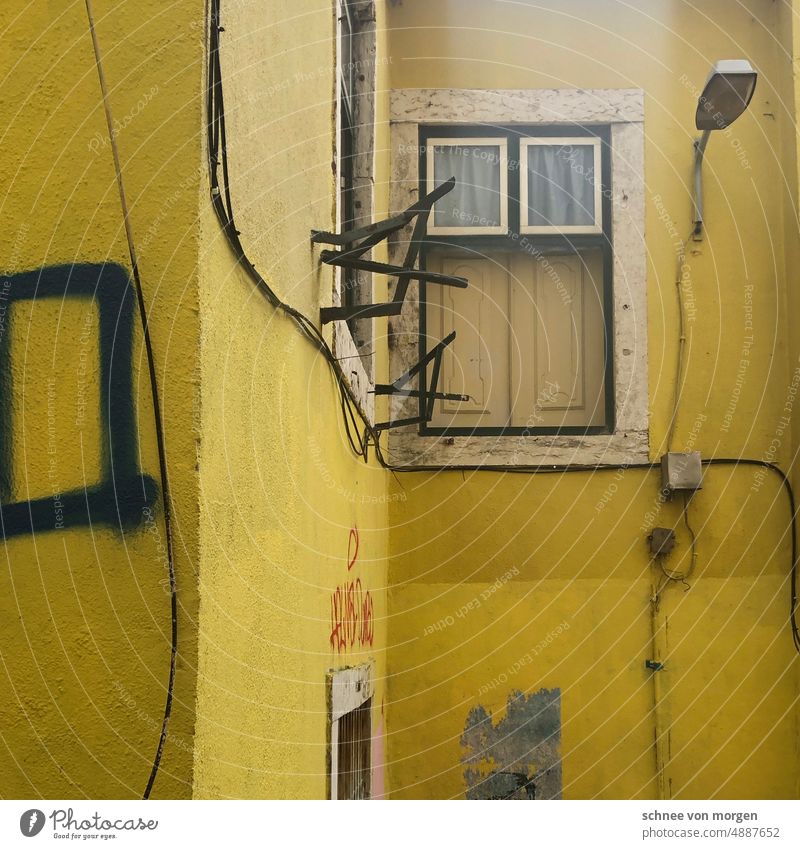 gelbes Leben mit Licht von oben wand portugal lissabon Außenaufnahme Farbfoto Portugal mehrfarbig Architektur Wand Mauer Fassade Haus Stadt Tag Altstadt