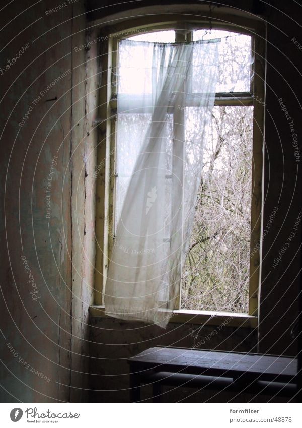 abandoned bedroom Schlafzimmer Gardine Vorhang Einsamkeit curtain window lonely loneliness