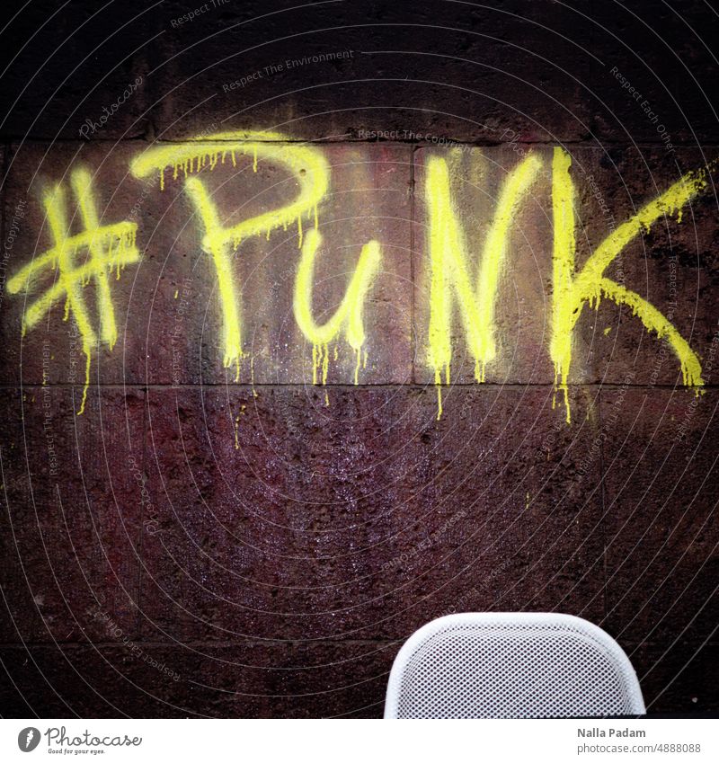 #Punk Farbe analog Analogfoto Schrift Zeichen Sitz Sitzgelegenheit Lehne Wand Außenaufnahme menschenleer Farbfoto Fassade Stuhl Gelb Weiß Schwarz Stein Metall
