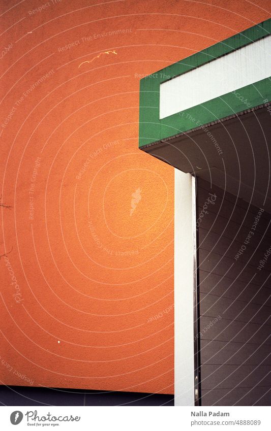 Marzahner Farbkombination analog Analogfoto Farbe Außenaufnahme menschenleer Farbfoto Architektur Linie Wand Fassade Rot Weiß Grün Schwarz Hauseingang