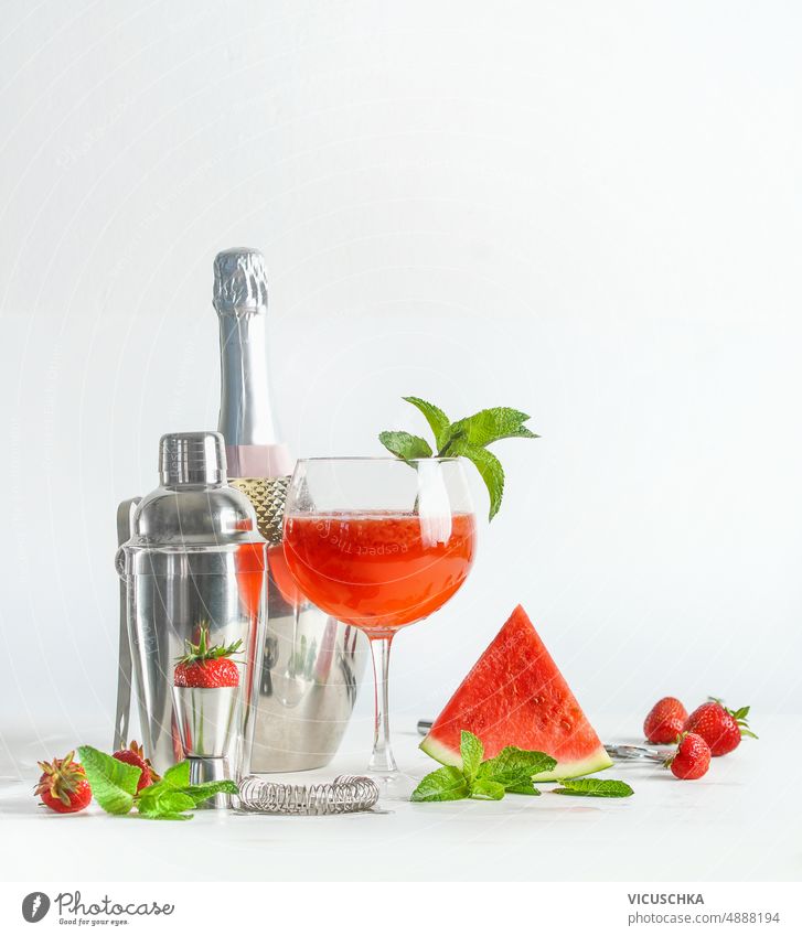 Wassermelonen-Cocktail-Set mit Shaker, Glas, Flasche und Früchten auf weißem Hintergrund. Einstellung Schüttler weißer Hintergrund vorbereitend lecker
