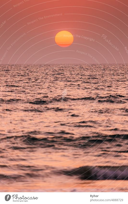 Natürliche Farbe Sonnenuntergang Sonnenaufgang Himmel über dem Meer. Seelandschaft mit leuchtender untergehender Sonne am Meereshorizont schön groß hell