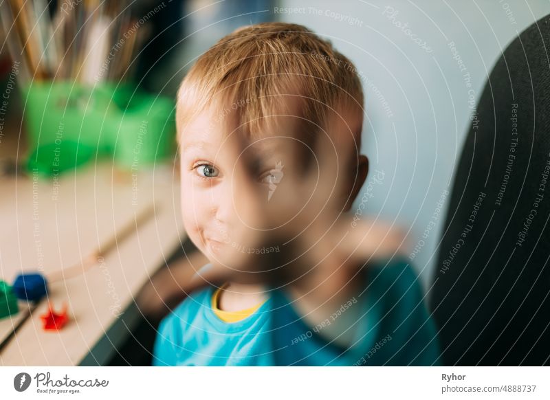 Kleiner blonder Junge zeigt seine mit Farbe befleckte Hand beschmiert Kunst authentisch schön Fleck Kind Kindheit Schaffung kreativ zeichnen Fröhlichkeit Glück