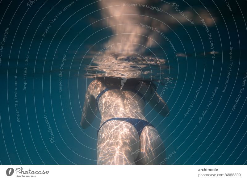 Frau schwimmt unter Wasser im Ozean Rücken Bad blau Körper übersichtlich Spaß Feiertag Lifestyle Meer Rückseite Reflexion & Spiegelung sich[Akk] entspannen