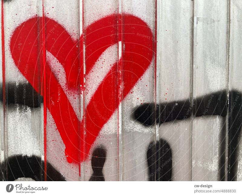 Ein rotes Herz Außenaufnahme Gedeckte Farben Farbfoto Kitsch Sehnsucht Romantik Verliebtheit Liebe Zusammensein Freundschaft Sympathie Warmherzigkeit