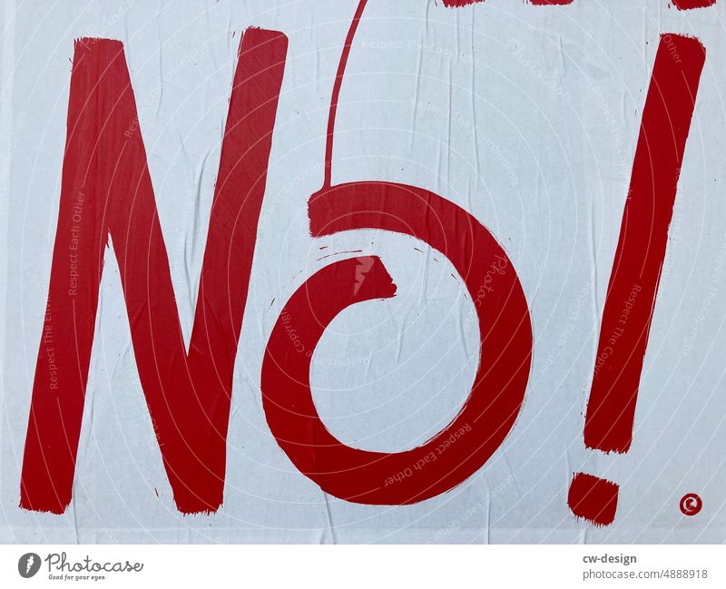 Ein rotes „No!“ in Nahaufnahme Nein Ablehnung Ausruf Ausrufezeichen nein Schriftzeichen Hintergrund neutral Studioaufnahme Textfreiraum unten Textfreiraum oben