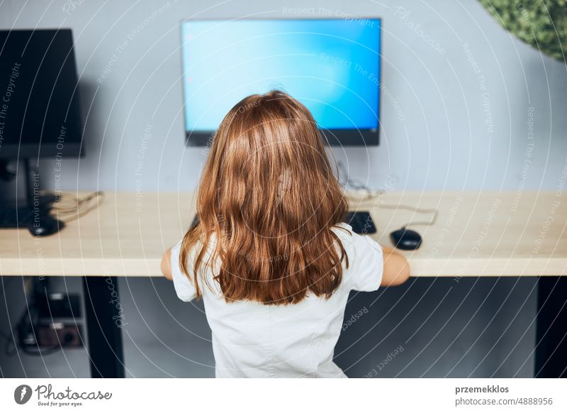 Kind lernt im Klassenzimmer in der Grundschule den Umgang mit Technologie. Schülerin benutzt Computer im Informatikunterricht der Grundschule. Zurück zur Schule