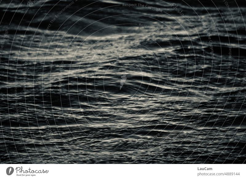 Dunkle See - es braut sich was zusammen Meer Wellen Sturm geheimnisvoll dunkel unheimlich Wellengang Ozean