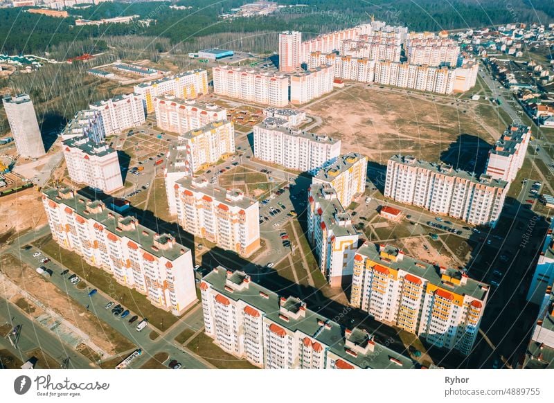 Gomel, Weißrussland. Aerial Bird's Eye View of New Residential mehrstöckigen Häusern. Cityscape Skyline in sonnigen Frühlingstag. Immobilien, Entwicklungsindustrie