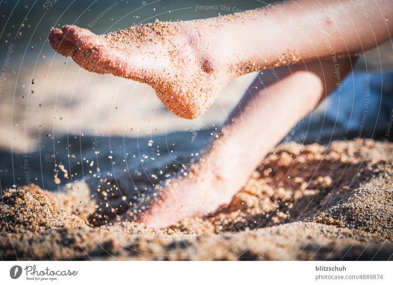 Füsse im Sand an der Costa Brava, Spanien Sommer Meer Strand heiss Sea Beach Wasser Ferien & Urlaub & Reisen vacation holidays Ferne Sommerurlaub sommerlich