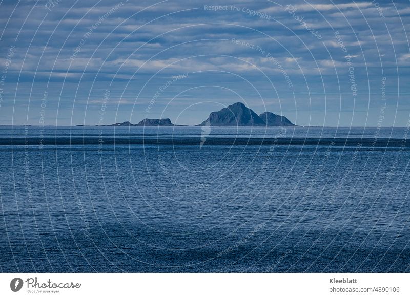 Sinfonie in Blau - Blick auf Meer und Berge der Lofoten Farbe Blau Ferien & Urlaub & Reisen Reisefotografie Textfreiraum Polarmeer Wasseroberfläche Norwegen