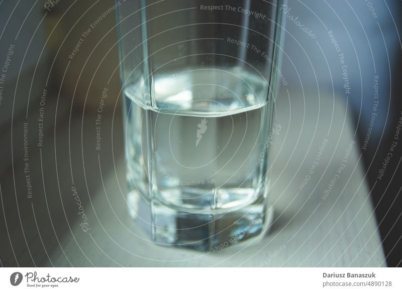 Ein halbes Glas Wasser steht auf dem Tresen trinken liquide leer Frische Tisch Hälfte Objekt Hintergrund Getränk Tasse keine Menschen durchsichtig Erfrischung
