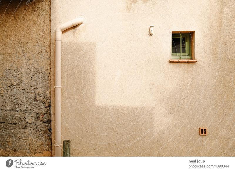 Vintagemäßige Hauswand mit geometrischem Schattenwurf Hintergrundbild flächig Komposition minimalistisch Minimalismus Gebäude Retro shabby alt verwittert Wand