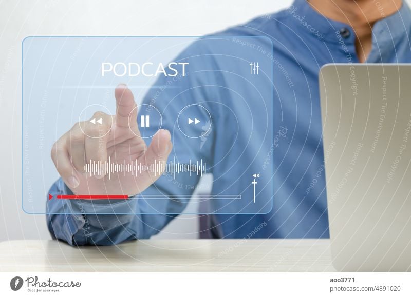 Geschäftsmann Finger berühren virtuellen Bildschirm digitalen Podcast. Technologie Internet online Konzept. Mikrofon Musik Audio Atelier Würfel Holz