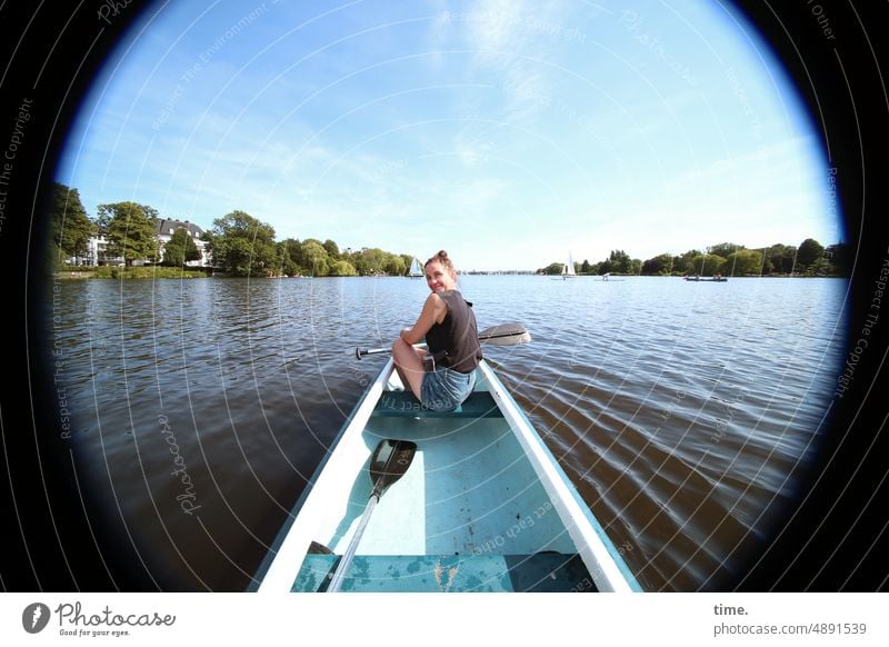 Sportschau kanu see wasser landschaft frau paddeln weiblich boot außenalster sitzen erholen entspannen sport horizont himmel t-shirt unterwegs auf dem Wasser