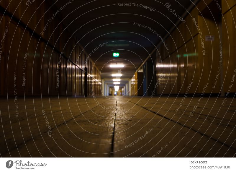 langer und breiter Korridor Architektur Fluchtpunkt Gang Perspektive Wege & Pfade Flur Raum horizontal Gebäude Boden Tunnelblick Schatten Symmetrie Beleuchtung