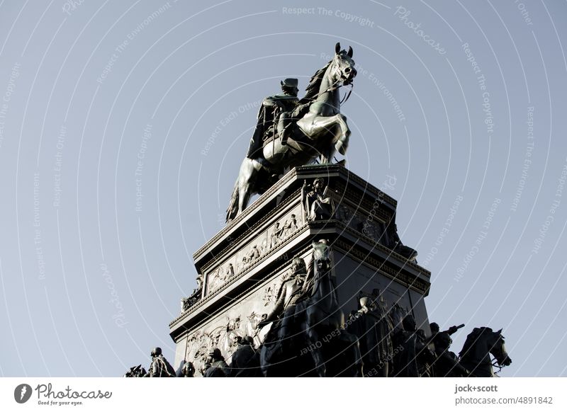 Reiterstandbild Friedrichs des Großen Denkmal Sehenswürdigkeit historisch Wolkenloser Himmel Bronzeplastik Skulptur Sightseeing Textfreiraum Hintergrund neutral