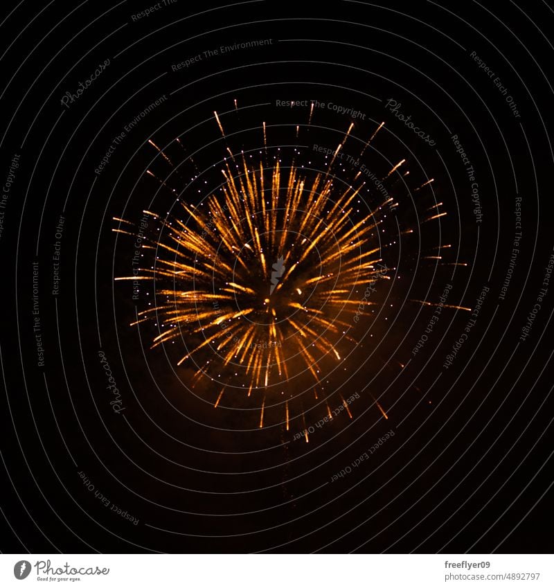Feuerwerk explodiert vor schwarzem Hintergrund unkonzentriert Ressource Textfreiraum Explosion Textur Überzug Schießpulver Lichtspur vereinzelt Rauch