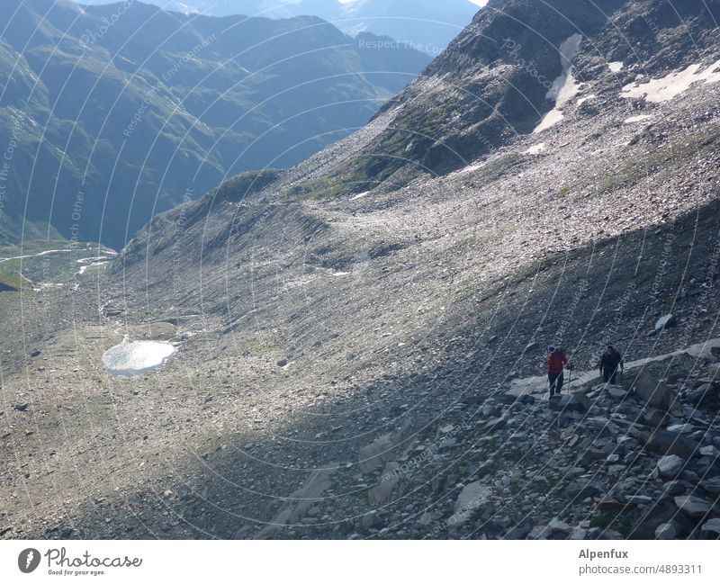 Licht und Schatten Bergsteigen anstrengend Berge u. Gebirge Gipfel Mensch Außenaufnahme Klettern wandern Alpen Bergsee Anstrengung Bergsteiger Hochtour Tour