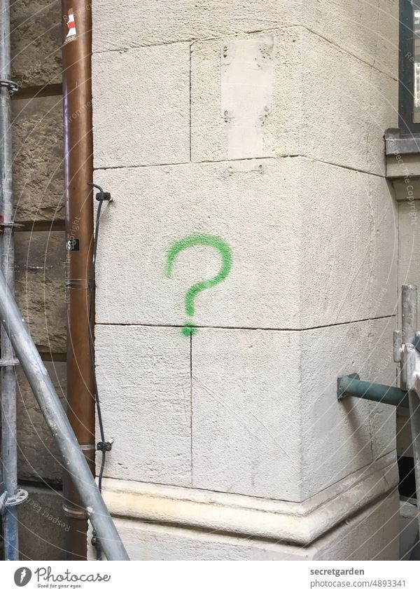 Ratlos auf der Baustelle ratlos Fragezeichen Wand Graffiti grün weiß Mauer Sandstein ahnungslos Fragen Schriftzeichen Irritation Menschenleer Außenaufnahme