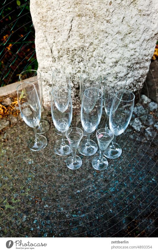 Acht Gläser und zwei Gläser abwasch ausstattung geschirr getränke glas gläser haushalt party sektglas stehen trinken weg weinglas weingläser zu verschenken