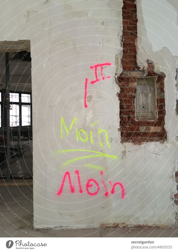 Anleitung zum Freundlichsein am frühen Morgen in Hamburg Graffiti Wand Baustelle Humor pink neon Gruß freundlich Schreibschrift Schreibweise Römische Zahlen