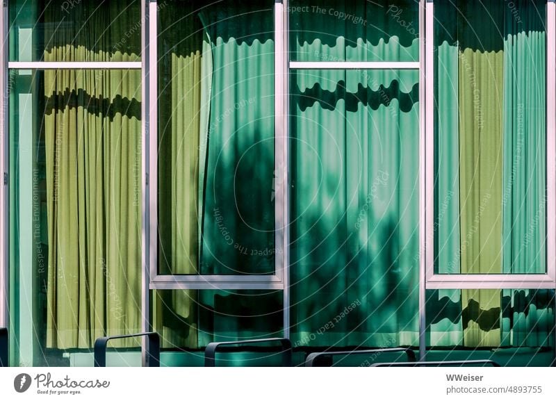 Alles nur Fassade: geschlossene Vorhänge in Grüntönen hinter den großen Fenstern eines Neubaus Bürogebäude Glas Glasfront Gardine grün Institut Hochparterre