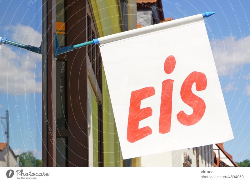 weiße Fahne mit knallroter Aufschrift EIS an einem Geschäftseingang in einer Kleinstadt / Sommer / Eisverkauf Eisfahne Offerte Angebot Eisangebot Eis essen