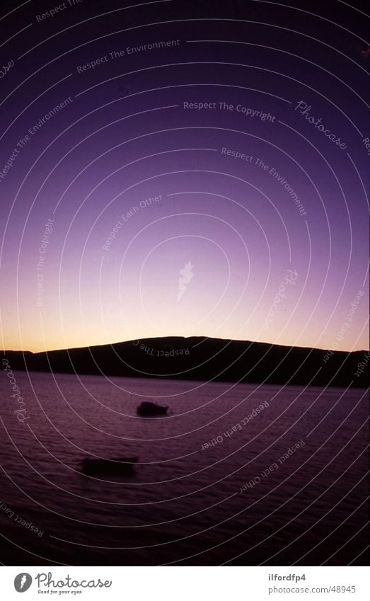 Fjord Norwegen Wasserfahrzeug violett Meer Wellen Stimmung Dämmerung Gegenlicht Himmel Berge u. Gebirge Lichterscheinung Abend Ferne Freiheit Traurigkeit