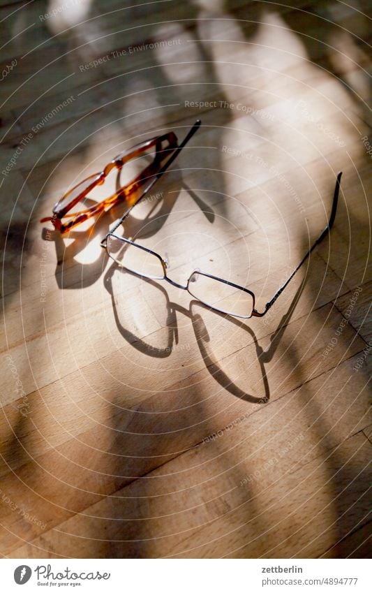 Zwei Brillen brille zwei paar duo duett tisch holz holztisch licht schatten sehhilfe optik optiker lesehilfe weitsichtig kurzsichtig