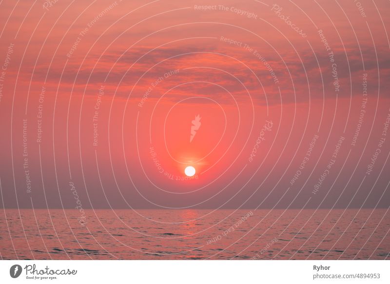 Sonnenuntergang über dem Meer Horizont bei Sonnenuntergang. Natürlicher Sonnenaufgang Himmel Warme Farben über dem Meer. Sonne über dem Meer Waters schön hell