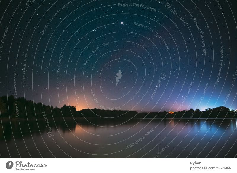 Dorf Novoye Lyadno, Kreis Lyepyel, Provinz Vitebsk, Weißrussland. Real Bunte Nacht Sterne über Lepel See. Natural Starry Sky Hintergrund Hintergrund Landschaft