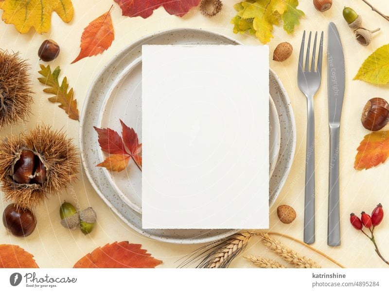 Herbst Tisch Platz mit bunten Blättern und vertikale leere Karte Draufsicht, Mockup Postkarte Attrappe Einstellung Einladung Ernte hölzern rot gelb orange