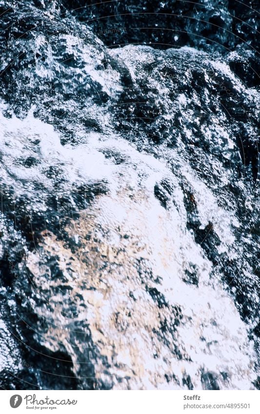 Wasserfall in Schottland Wasserrauschen Wasserschaum kühl fließen Rauschen fließend August Urelemente natürlich dunkelblau Natur Umwelt Tageslicht formatfüllend