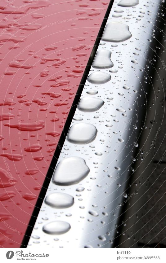 Regentropfen auf verschiedenen Materialien Wasser Wassertropfen Wassertropfen auf Metall Bildaufteilung Kunststoff große Tropfen kleine Tropfen Tropfenformen