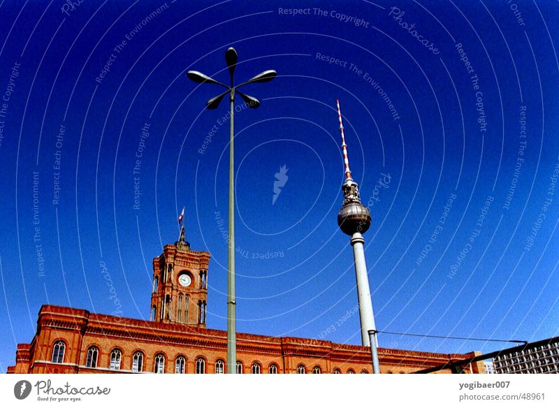 RotesRathaus rot Fernsehen Laterne Berliner Fernsehturm Himmel blau alex Turm Architektur